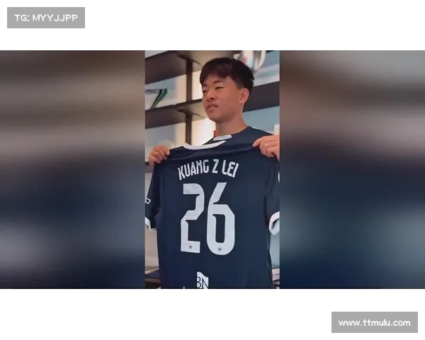 邝兆镭身穿10号球衣亮相友谊赛 莱里达竞技迎来新星首秀